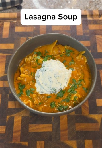 Lasagna Soup Recipe – Easy Comfort Dinner (Creamy Ricotta Topping)