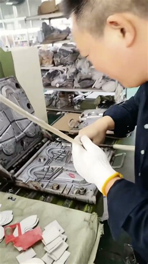 The manufacturing process of shoe soles- Good tools and machinery make work easy