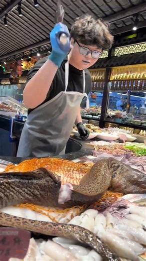 Moray Eel Strikes in a Split Second 😱Giant Moray Eel Shows Its Power