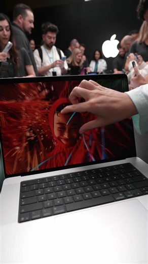 Touch Screen MacBook Pro Hands On 🍏‼️ #Mac #Apple #MacBook #Tech | Macbook