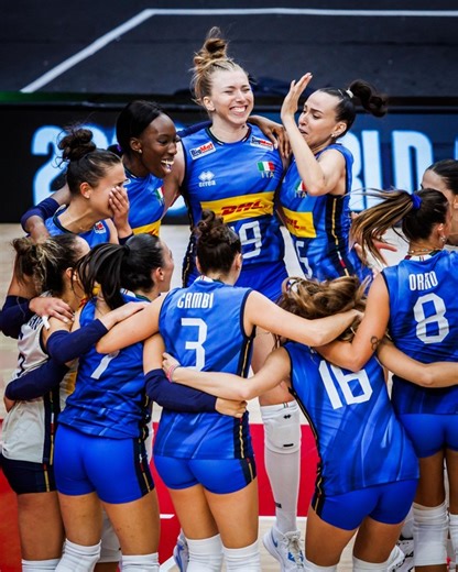 #WWCH2025 Recap: GOLD FOR ITALY 🥇 At the very top once again. Team Italy 🇮🇹 claimed gold at the 2025 Women’s World Championship, finishing the year unbeaten and reaffirming their place as the benchmark of the international game. Powered by depth, balance and poise under pressure, Italy delivered when it mattered most, extending an era of dominance built on consistency, quality, and a winning mentality. 👑🔥 📺 Relive it on VBTV: https://bit.ly/3Bjc3Ui 🏐 #Volleyball #Pallavolo | Volleyball Wo