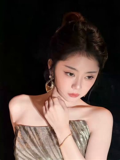 tan songyun谭松韵 updates on X: "📸(live photo) 261031 | #TanSongyun's Studio share first look for the Weibo TV & Interent Video Summit 2026 — The night sets the stage, with golden light as our guide. A first glimpse of Ms.Liang at the Weibo Vision Conference Red Carpet #谭松韵 #SevenTan" / X