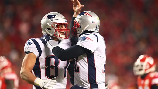 Patriots’ Rob Gronkowski reacts to viral, shirtless Tom Brady images