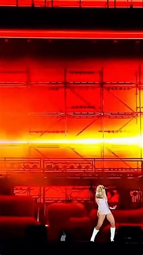 Doja Cat's Intense 2024 Live Performance: Energetic & Dramatic!