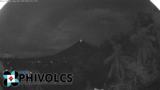 PAGGUHO NG MGA BATO MULA SA BULKANG MAYON WATCH: Incandescent rockfall has been observed from the summit lava dome of Mayon Volcano late Monday evening, the Philippine Institute of Volcanology and Seismology (PHIVOLCS) reported. The incident occurred at 10:46 PM on Monday, January 5, 2026 and was recorded by camera and seismic monitors of the Mayon Volcano Network. Read more: https://www.gmanetwork.com/news/topstories/regions/971768/incandescent-rockfall-observed-from-mayon-volcano-summit-phivol