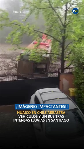 🔴 Un aluvión se registró durante la tarde de este jueves 8 de octubre en la comuna de Las Condes, en la Región Metropolitana de Chile, en medio del sistema de lluvias que afecta a Santiago. El fenómeno se produjo en el sector de San Carlos de Apoquindo, particularmente en las inmediaciones de General Blanche y San Carlos de Apoquindo, donde la activación de una quebrada provocó una importante bajada de agua y material. ➡️ La fuerza de la corriente generó escenas de emergencia en las calles. Veh