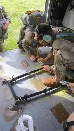 헬기바닥에 낙하산 줄을 고정시키는 이유