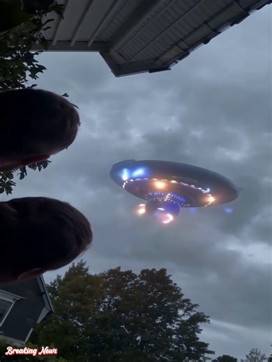 👽 Something extraordinary may have just unfolded before our eyes… A mysterious UFO captured on camera, defying explanation and challenging our understanding of alien existence. What secrets does this footage hold? Dive in, analyze every frame, and let's unravel this enigma together! See more: https://ar.thegioisuaazmilk.com/the-evening-of-contact-2026-and-the-sky-that-refused-to-stay-silent/ | UFO, Aliens & Ancient Secrets