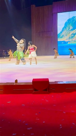 Moana & Maui Take Over the Ice! 🌊💪 | Disney On Ice #Shorts
