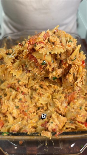 🔥 High Protein Dump & Bake Marry Me Chicken Pasta 🍝 📕Comment “cookbook” for the access link to my full weight loss cookbook 🍗 Dump & Bake Chicken * 2 lbs boneless skinless chicken breast (tenderize the chicken) * 1 pint cherry tomatoes * 1/2 cup sun-dried tomatoes, chopped * 8 oz reduced-fat cream cheese * 1 bulb of garlic * 1 tbsp Italian seasoning * 1 tsp onion powder * 1 tsp garlic powder * 1 tsp paprika * 1/2 tsp red pepper flakes (optional) * Salt & pepper to taste * 1 tbsp olive oil 🍝