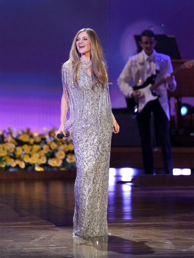 Kelsea Ballerini honors 'Tennessee queen' Dolly Parton with joyful cover at CMA tribute. Watch