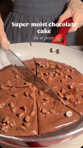 Fatima Chehab on Instagram: "I just cooked a super/ moist chocolate cake in a pan! An easy recipe that will satisfy your cravings! #viralvideos #chocolatecake #easyrecipe #kek #tarif"