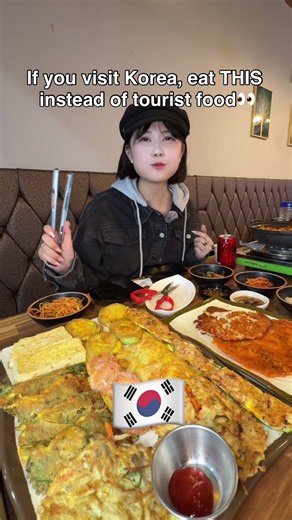 If you visit Korea, eat THIS instead of tourist food! 👀🇰🇷 I found a hidden local spot in Sindorim serving HUGE portions of Korean comfort food! 😭❤️ everything felt like a meal at my Korean grandma’s house. 🏡🥹 And guess how much everything cost? Only 30,000 KRW (about $20)! 😳 📍 만나전 (Manna Jeon) 📍 Sindorim International Food Culture Street, Seoul 🚇 Sindorim Station — about 20 min from Hongdae Save this spot for your next Korea trip! 🇰🇷❤️ #만나전 #koreanpancake #koreanlocalfood #국제음식문화거리 #