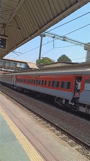12164 MGR Chennai Central - Mumbai LTT SF Express hauled by PUNE WAP-7 at Ulhasnagar #indianrailways