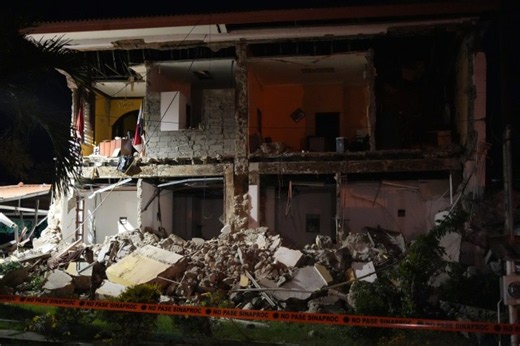 Unnerved Panamanians sleep in streets as aftershocks rattle quake-hit towns