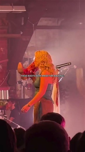 The most iconic icon there is #averyanna #country #concert #livemusic