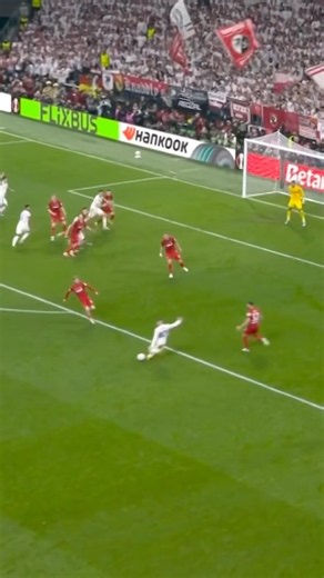Emiliano Buendía’s finish 🥶