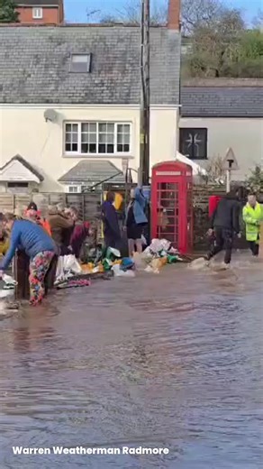 Hele locals rush to protect houses from flooding | Devon Live