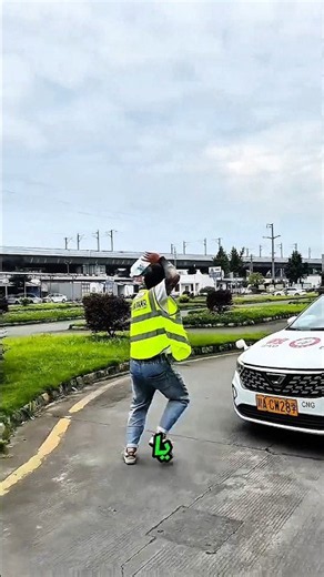 🚗😂 Car chasing my uncle! 😱 But the surprise is that the driver is his aunt! 🤣🔥 Subscribe!