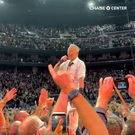 Bruce @springsteen went into the crowd tonight to greet his SF fans 👋