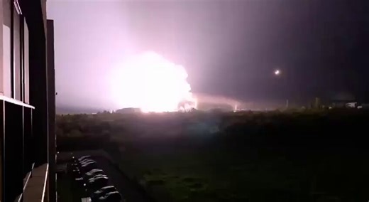 An electrical transformer with a power of 10,000 kW, containing approximately 30 tons of oil, exploded at a key thermal power station (CET) in Bucharest. The causes of the explosion are being investigated.