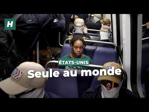 L'image de cette femme noire entourée de suprémacistes blancs fait le tour du monde
