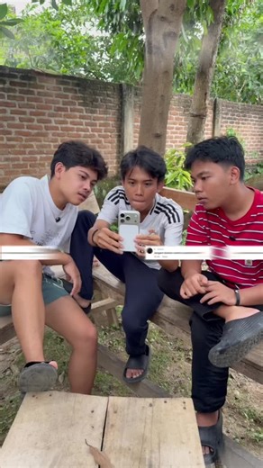 Ide OOTD Hijab Warna Ungu untuk Tampil Stylish