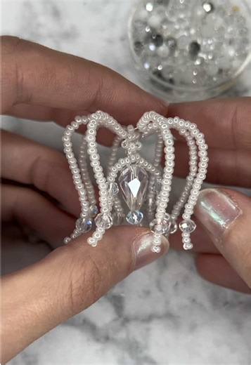 🩵Wusstest du, dass die wunderschönen Samen aus Avatar „Atokirina“ heißen?👀 Zum Nachfädeln brauchst du 120cm Draht, Saatperlen und Kristallperlen. Ich denke ich nutze meinen als Sonnenfänger🥰 #beadtok #beading #beadwork #avatar #beadingtutorial