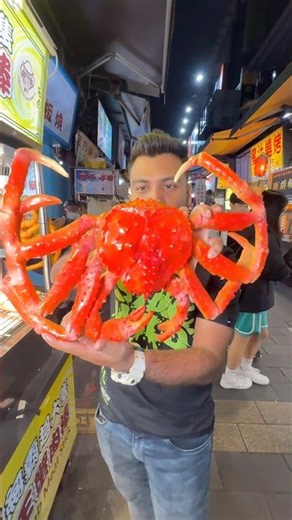 Eating King Size Crab in Taiwan 🦀🇹🇼 #shorts #taiwan #crab