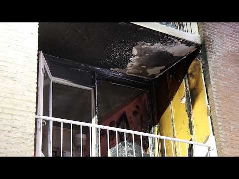Explosie en daarna brand in Vlaardingse flatwoning zorgt voor flinke schade