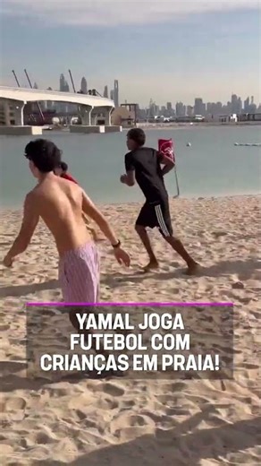 MUITO FOD@ O YAMAL JOGANDO BOLA COM AS CRIANÇAS NA PRAIA.. TU JÁ PENSOU? #shorts