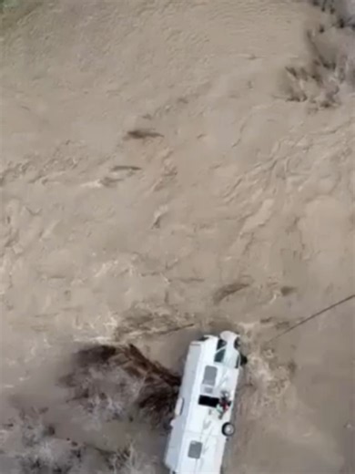 DARING RESCUE 🚁: The Colorado Army National Guard used a UH-60 Black Hawk to hoist a couple and their pets to safety after floodwaters overtook their RV in southwest Colorado. Two people, three dogs and two cats were rescued during the operation. #Colorado #rescue #foxweather