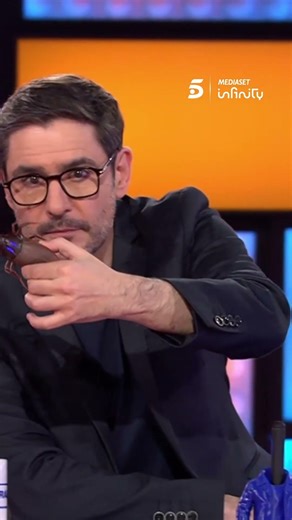 El objeto más surrealista de la historia del programa: una cucaracha teledirigida 🪳