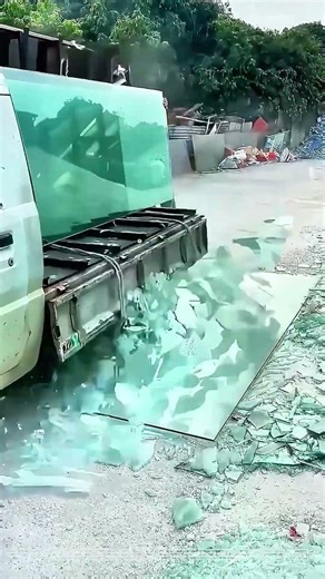 Offloading Glass: How Recycling Transforms Waste Into Resources