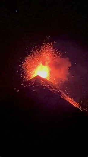 Volcán de Fuego Spews Glowing Lava From Acatenango