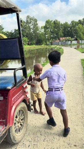 Chhotu bhai ko God Mein uthakar ghar le ja raha hai #viral #shorts