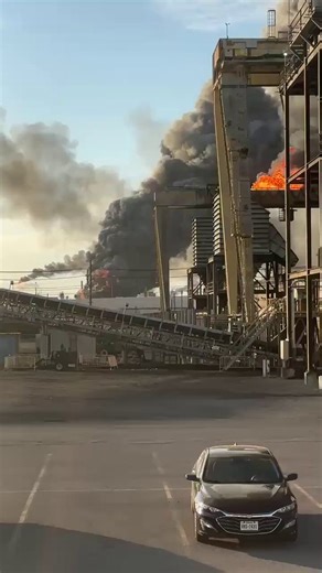🚨🇺🇸 BREAKING: Massive fires burn after loud explosion heard at the Valero oil refinery in Port Arthur, Texas.
