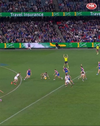 THE MATCH-SAVING MOMENT 👏👏In just his 12th AFL game, Bulldog Michael Sellwood produced the play of his LIFE.✍️ #AFLDogsPies RECAP >> https://t.co/sILDO0TwqM