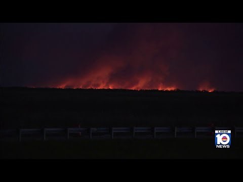 Brush fire continues burning in west Miami-Dade