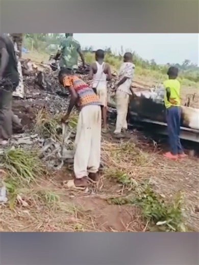 Seventeen people were killed when an aircraft carrying a Congolese military delegation crashed in Kenge, in the Democratic Republic of the Congo's southwestern Kwango province. #thestar #congolese #plaincrash #death #accident