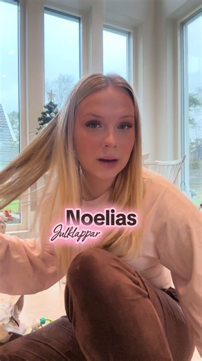 Noelias Första Julklappar: En Magisk Upplevelse🎁✨