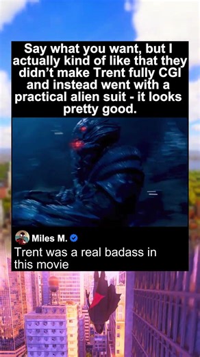 Good alien vs bad aliens fight | Skylines (2020)