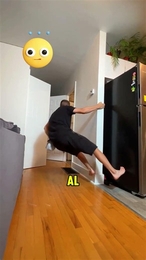 ¡Este hombre avanza sin tocar el suelo! 😲🕴️