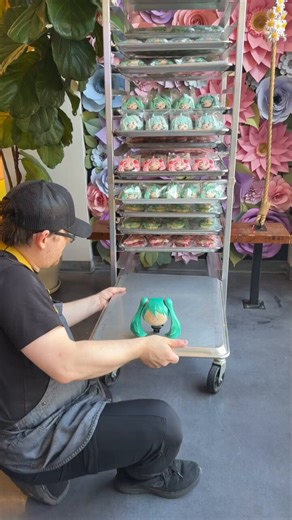 ’u’ Miku dropped by Honey & Butter in Irvine, CA to see her very own cute macaroons.Collaboration is happening tomorrow! Don’t miss it!#MIKUEXPO2026 #MIKUEXPO #HatsuneMiku