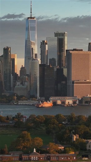 NYC's skyline brilliance: Eksklusive højdepunkter på dronetur
