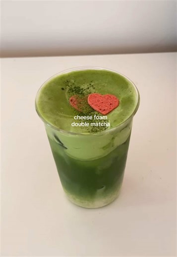 merry christmas with a matcha cheese foam 🎄♥️ matcha cheese foam recipe: 25g room temperature cream cheese (very important to be room temp!!!) 45g heavy cream 25g milk 6g cane sugar 2g matcha powder pinch of sea salt matcha ratio: 3g matcha 15g water at 80c for paste 30g water for microfoam 100g oat milk #matcharecipe #doublematcha #cheesefoam #matchalover #matcha