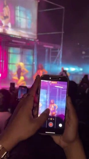 Tyla performs 'Push 2 Start' at the London leg of the APOP World Tour!