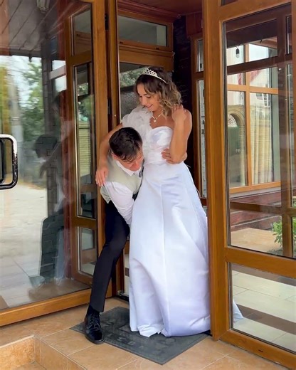 Bride Makes the Perfect Last-Minute Decision 👰