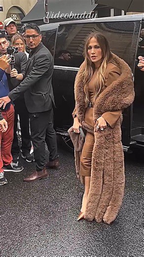 Jennifer Lopez Looked Remarkable As People Gathered Around Her In Street