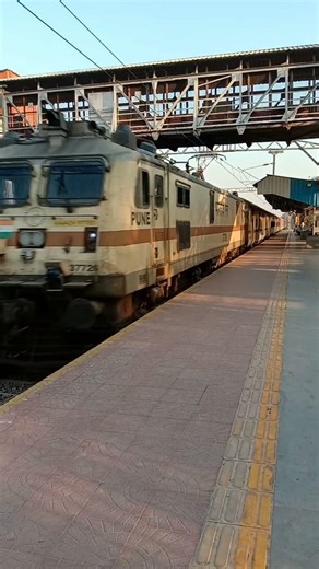 22102 Madurai Mumbai LTT Weekly SF Express Favoursly Skip Akurdi Railway Station #train #yt #shorts